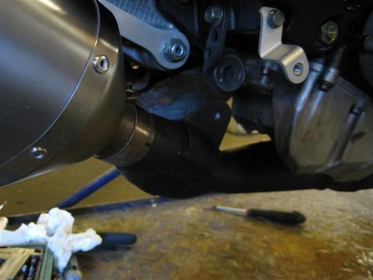 Hjemmelavet "racer" udstødning R6 06-> - Akrapovic slip-on monteret. O2-sensoren er fjernet, da jeg har monteret Power Commander III USB.

Der mangler lige at blive lavet et lille beslag til at sætte mellem gummiophænget og udstødningen. billede 7