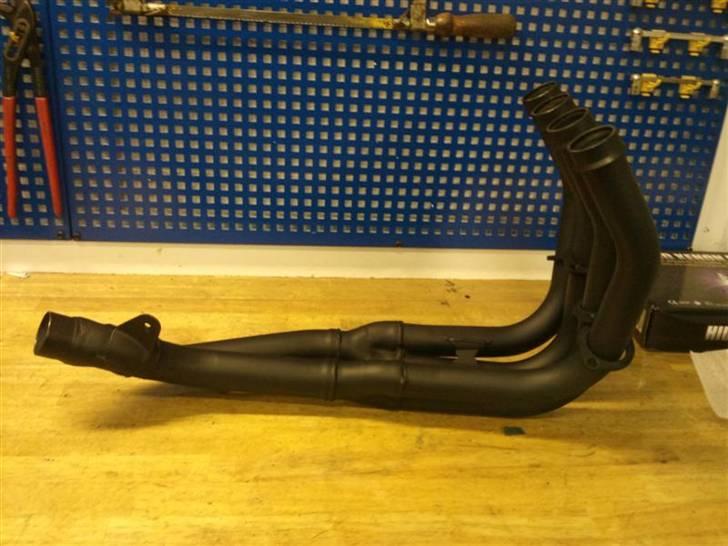 Hjemmelavet "racer" udstødning R6 06-> - Jeg valgte at male mit forrør, da det var lidt angrebet af rust. Så jeg håber, at det holder bedre efter, at det har fået varmebestandig maling. billede 6