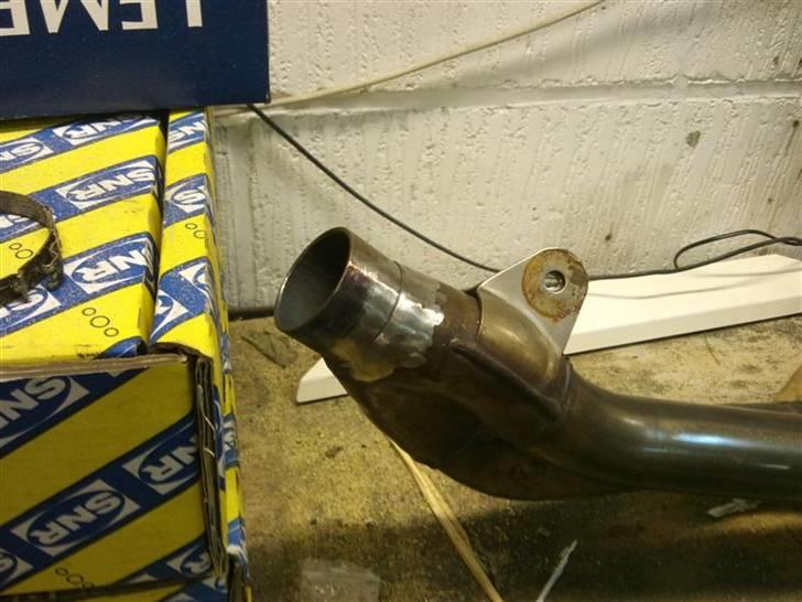 Hjemmelavet "racer" udstødning R6 06-> - Forrøret er blevet kortet op i den længde, som jeg ville have. Og jeg har fået drejet et stykke rør, som er blevet svejst på forrøret.
Diameteren på det originale forrør er mindre end på forrøret fra 2003-2005 R6'ere, så derfor skal dette rør laves, så lyddæmperen kan sættes på. billede 4