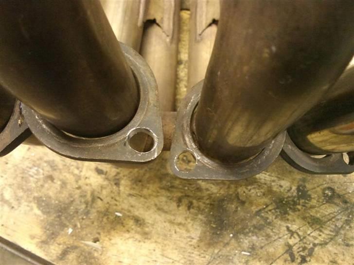 Hjemmelavet "racer" udstødning R6 06-> - Hullerne i flangerne skal bores op eller fræses, da boltene i topstykket på R6 2006 og frem sidder lidt længere fra hinanden end på de gamle R6 modeller.
Hullerne er nu lidt ovale. billede 3