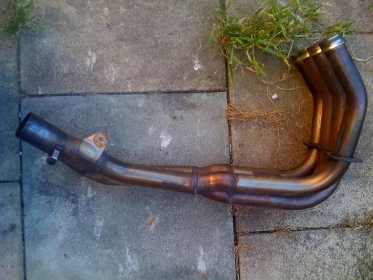 Hjemmelavet "racer" udstødning R6 06-> - Et styk forrør fra en R6 årgang 2004. Købt på Ebay UK til den sølle pris af ca. 350 kr inkl. fragt. billede 2