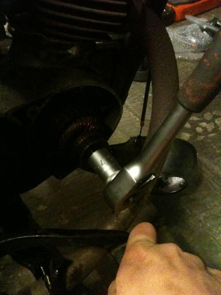 Elektronisk tænding på DKW'en - I instruktionen fra powerdynamo stod der, at der skulle bruges en M10x90 aftrækker for at løsne dynamoen - det er ikke nødvendigt, jeg brugte en M10x50 bolt med fuldt gevind til at trække den af. billede 4