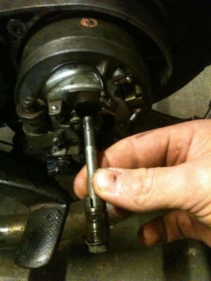 Elektronisk tænding på DKW'en - Efter at have demonteret sidedækselet (vær opmærksom på koblingen!), løsnes bolt med knasten på. billede 1