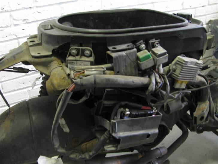 Aprilia Habana 125ccm - retrofit - Lidt adskillelse, der er faktisk ret mange småting, i forhold til størrelse, 4 takter dog..! billede 6