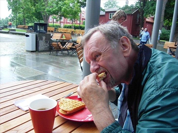 Ferie foto fra Norge.  DEL 2. - SÅ KIGGET VI LIGE INDENOM TRONDHEIM, VIKINGERNES HOVEDSTAD, OG UDENFOR NIDAROSDOMEN FIK JEG LIGE EN KOP KAFFE OG EN VAFFEL... billede 1