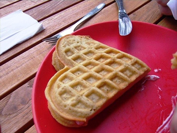 Ferie foto fra Norge.  DEL 2. - EN ÆGTE NORSK VAFFEL MED KREM OG JORBÆRMARMELADE... billede 2
