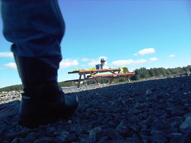 Ferie foto fra Norge.  DEL 2. - SÅ ER DER MORGENKAFFE, MEN NÅEDE IKKE AT SITTE NED INDEN DET SKIDE KAMERA UDLØSTE SIG, SÅ SÅDAN SER MIN MC STØVL UD.. billede 7