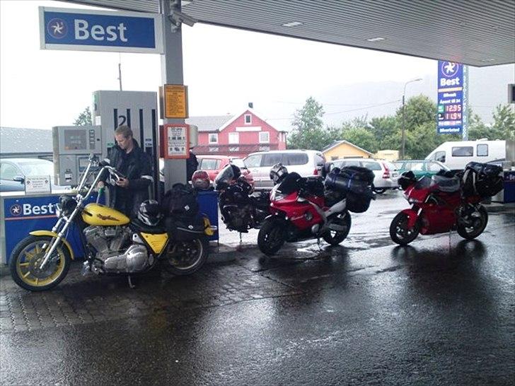 Ferie foto fra Norge.  DEL 2. - ANDRE VÅDE MC ISTER, OG DE SKULLE LIGE HAVE HJÆLP TIL AT ÅBNE ET TANKLOG DER VAR FAST...TO BANK MED HÅNTAGET PÅ EN SKRUTRÆKKER, OG TANKLOGET ÅBNEDE.. billede 9