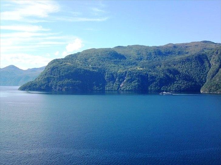 Ferie foto fra Norge.  DEL 2. - NORSK FJORD MED DEN GAMLE "HURTIGRUTA" UDE AT SEJLE.. billede 12