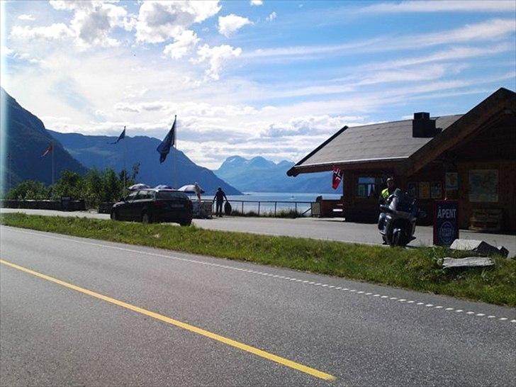 Ferie foto fra Norge.  DEL 2. - TID TIL EN LILLE PAUSE PÅ "UDSIGTEN" OG EN IS AT KØLE SIG AF MED...OG NORSK FJORD I BAGGRUNDEN... billede 13