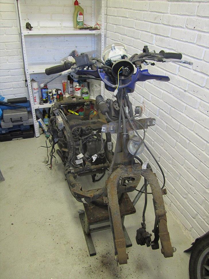 Aprilia Habana 125ccm - retrofit - Så er stellet blevet strippet lidt mere billede 10