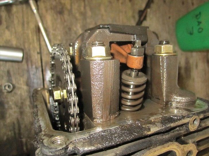 Aprilia Habana 125ccm - retrofit - Sødt lille arrangement, ligner en miniudgave af de continental vippe arme på et stempelfly :) billede 14