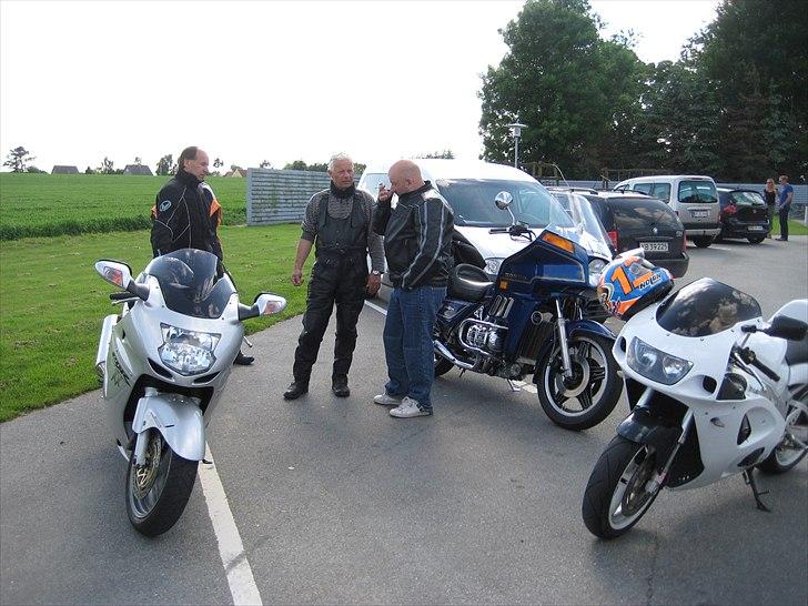 Biker Meet ved Mc Broombasserne - Mødestedet, det sædvanlige, i Ødum ved OK tanken billede 1