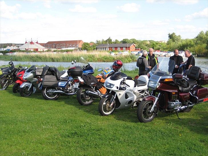 Biker Meet ved Mc Broombasserne - Der snakkes lystigt billede 7