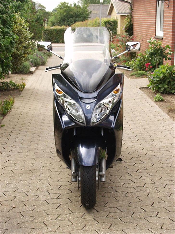 Mine MC-scooter  - Mit sidste nye skud er denne Suzuki Burgman AN 400 K8 hun er bare skøn der er sket meget på 6 år.
Hun hedder Helle, og er til dato min største kærlighed. en Burgman går man aldrig fejl af. billede 4