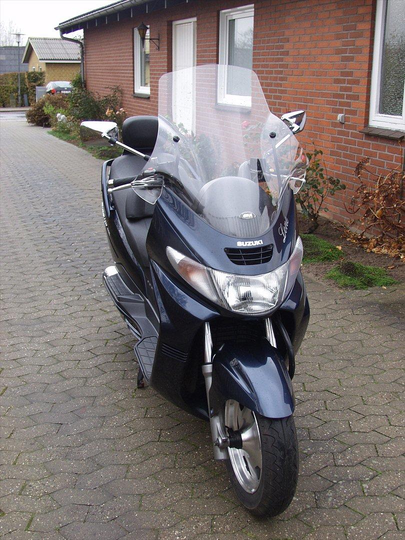 Mine MC-scooter  - Denne Suzuki Burgman AN 400 K2 købte jeg i 2009 hun blev døbt Lone, hun var bare god, men en ældre kvinde. billede 5