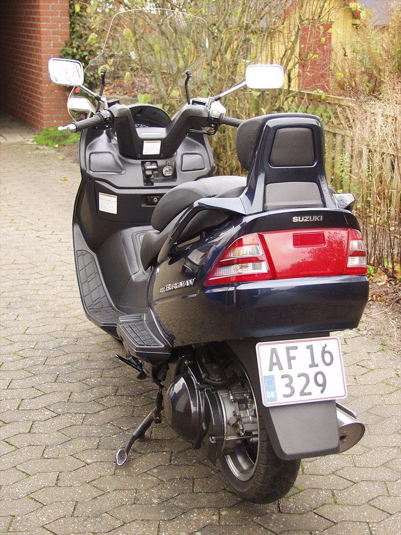 Mine MC-scooter  - Lones røv er kanon flot den har virkelig stil over sig ( Mercedes stil ) billede 6