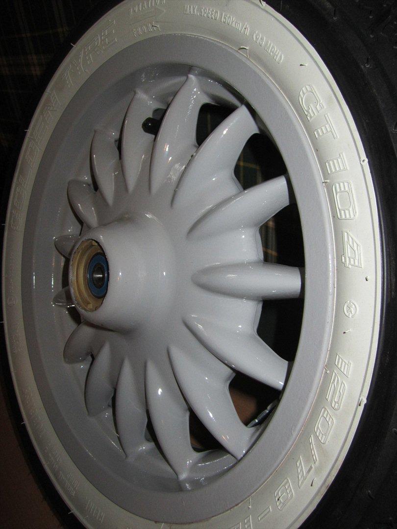 Aprilia Habana 125ccm - retrofit - Fælgene fik lige en omlakering, med lidt gummi i lakken så stenslag ikke forekommer så nemt! Samtidig er fælgene aludynet, samt grundet med emaljelak så de ikke irre..! billede 22