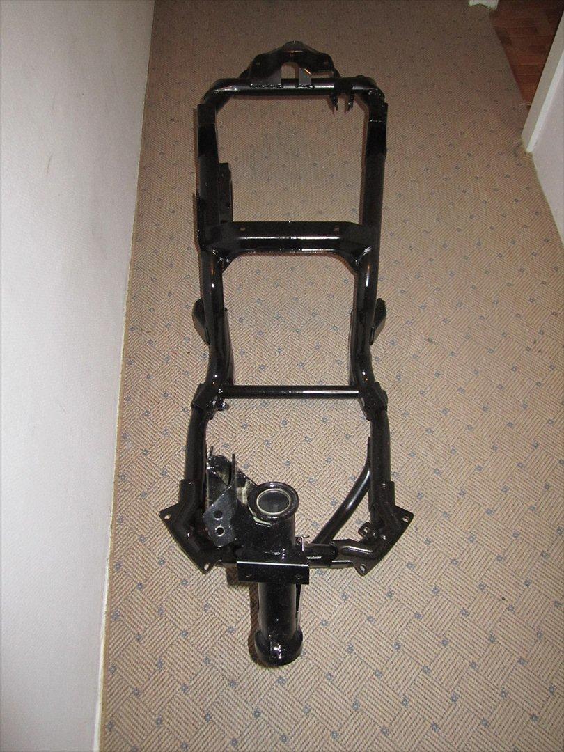 Aprilia Habana 125ccm - retrofit - Stellet, sand og glasblæst - grundet og malet også med gummi lakken, så evt stenslag ikke "kratter" hul.. billede 23