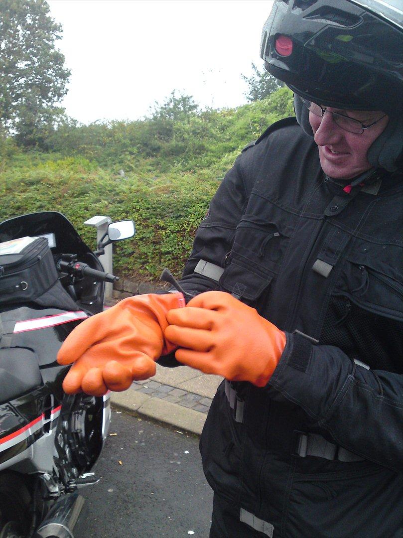 En tur i østlandende - Der skal afprøves nye handsker i støvregn på vej ud af DK
 billede 1