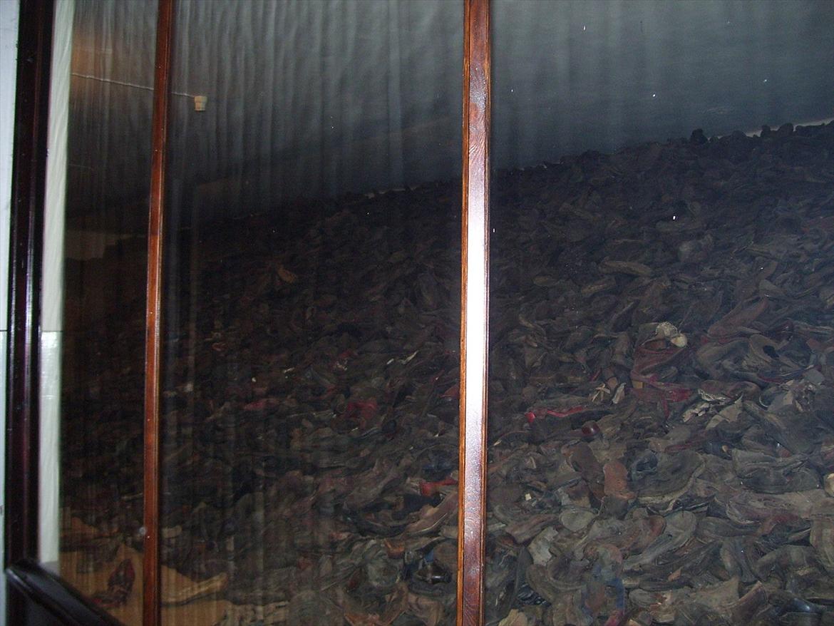 En tur i østlandende - Tusindvis af sko. I andre montre, var der hår, tasker, tandbørster og meget mere som 
tyskerne tog fra jøderne, inden de blev gasset. billede 8