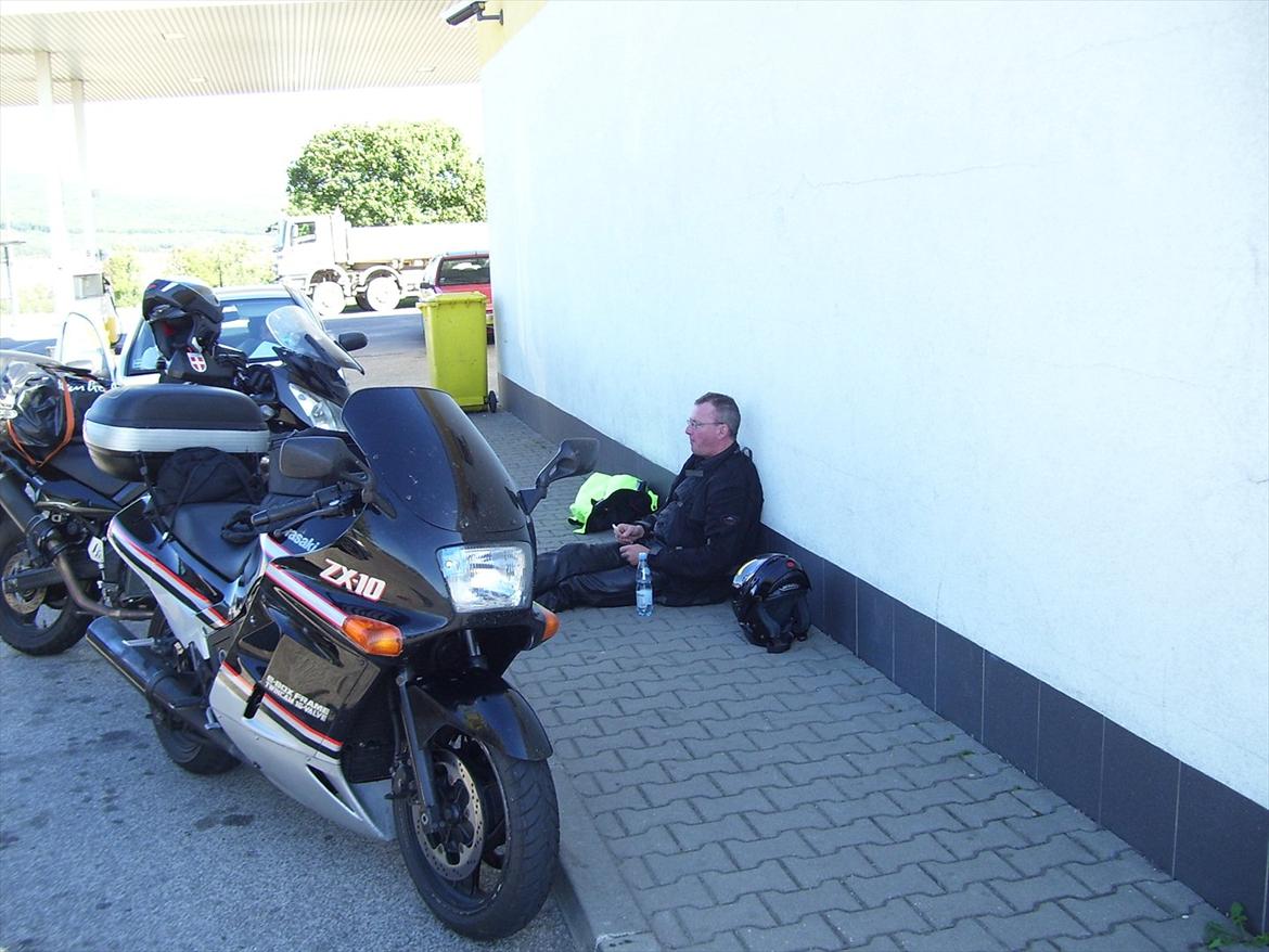 En tur i østlandende - På vej mod Slovakiet. Temp nærmer sig de 30 grader. Ispause!!! billede 11