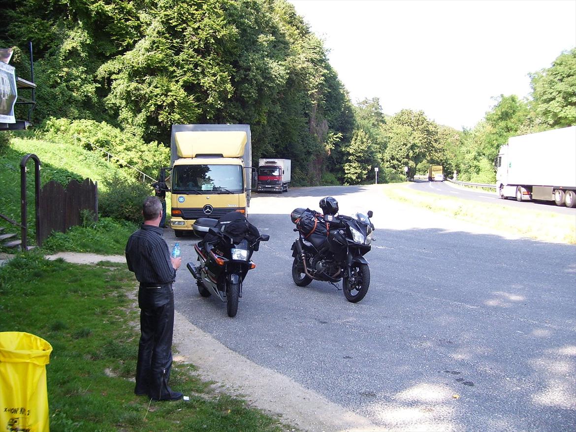 En tur i østlandende - Den gule lastbil, transporterede kiks. Chaufføren kravlede rundt på ladet, og snuppede
pakker med kiks ud, som han lagde i førerkabinen!!  Vareprøver ??? billede 14