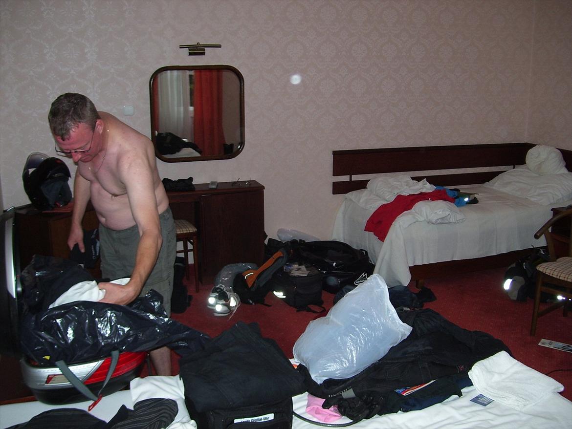 En tur i østlandende - Og så har man travlt med at skælde ungerne ud, når de ikke rydder op på deres værelse. 
Godt de ikke har set dette. billede 18