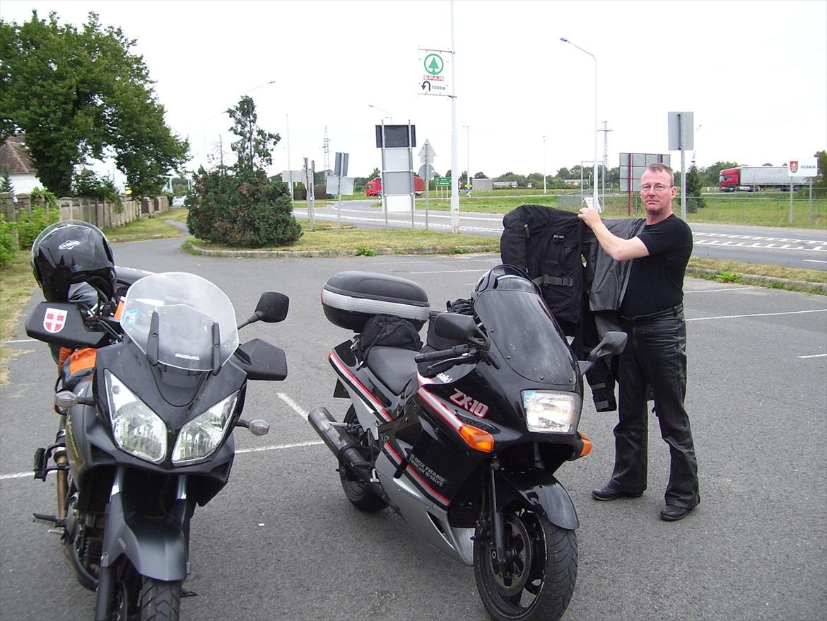 En tur i østlandende - Græsen til Østrig. Temperaturen er faldet til 20 grader, så der monteres foer igen. billede 19