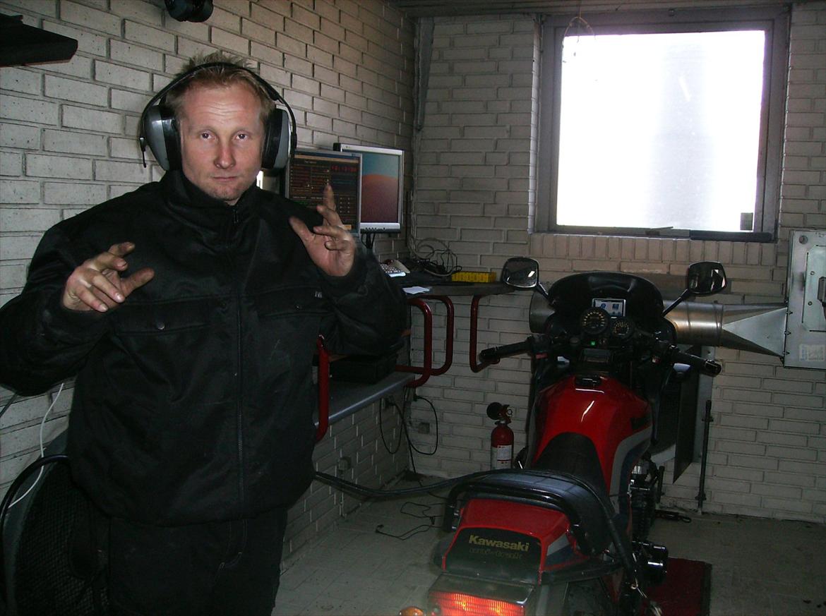 Kawasaki GPZ1100UT - Wiseco 1170 på rullefelt - Dyno run - Roy ved at gøre klar til at springe på vilddyret  :-) billede 2