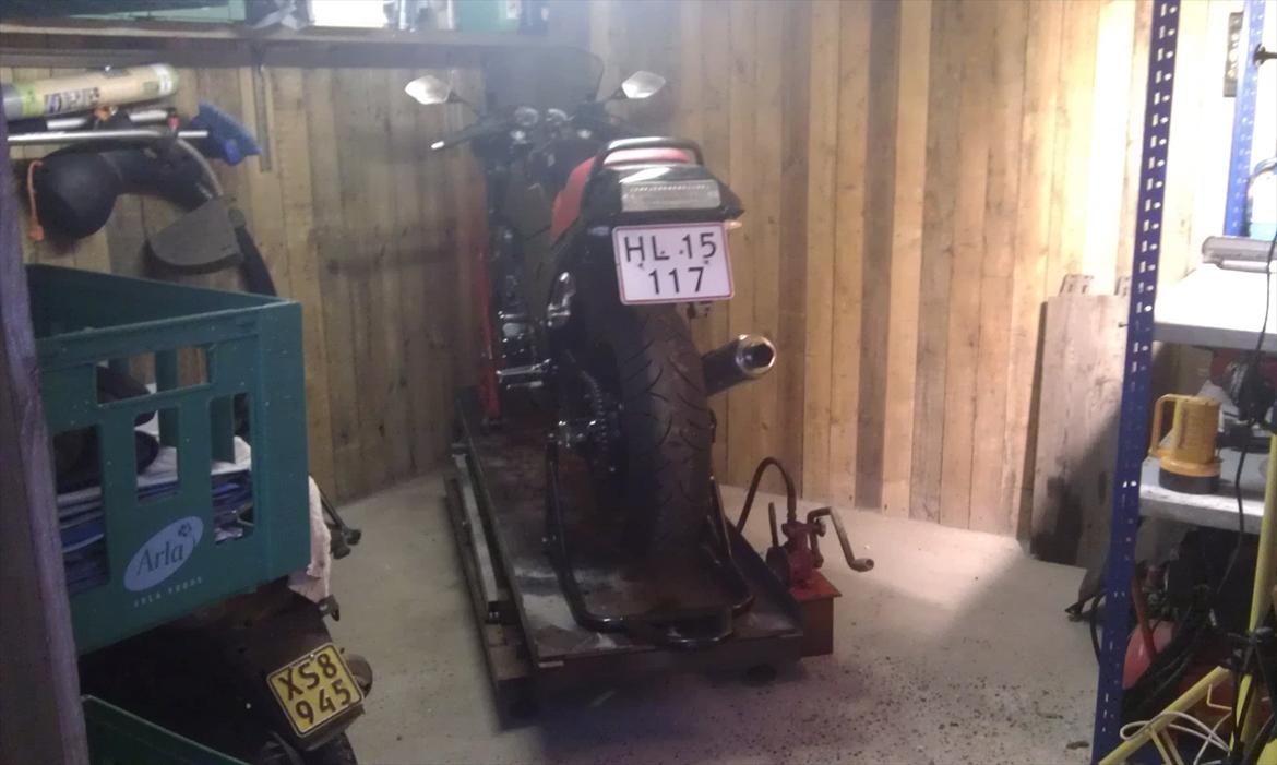Vinter opbevaring - Når der skal arbejdes på cyklen trækkes liften ud fra væggen billede 3