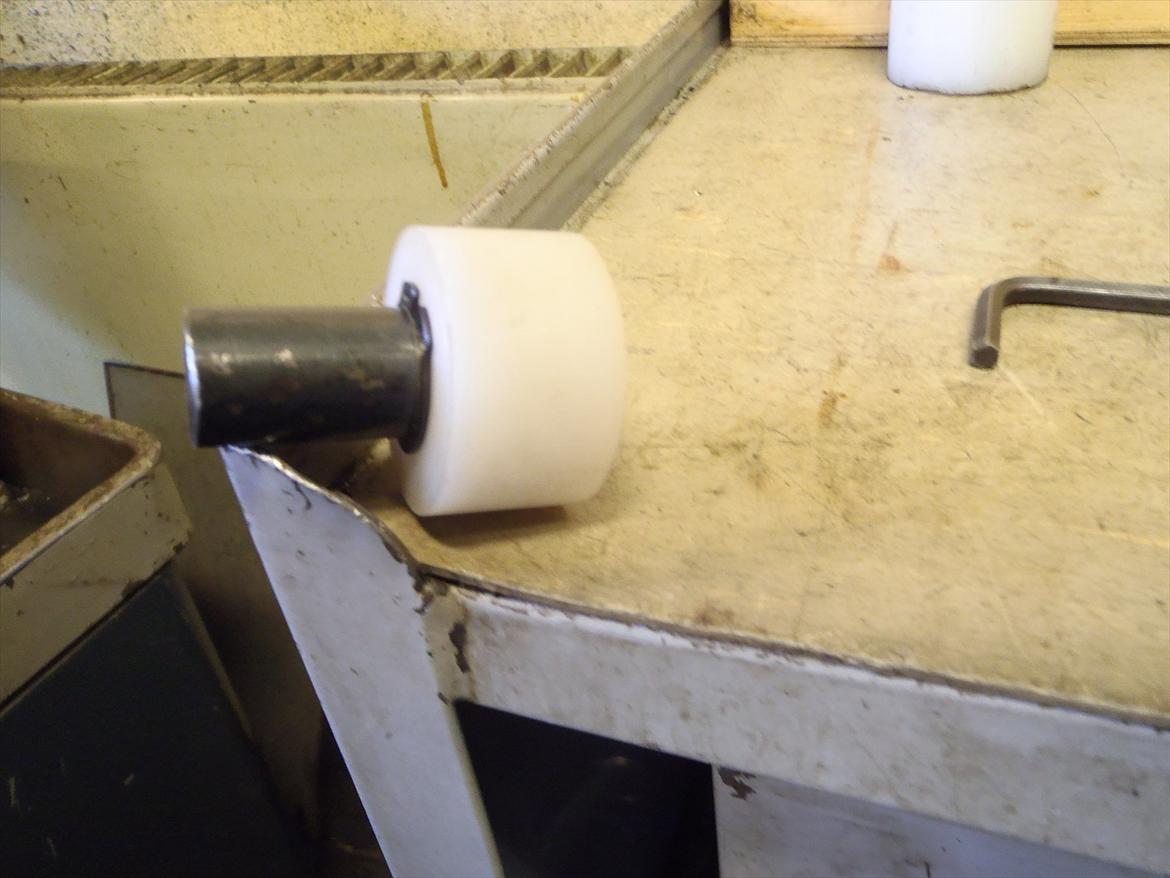 Hjemmelavet MC-lift - De nylonhjul der er monteret på saksearmene og køre i glidebanerne på bund- og topramme billede 3