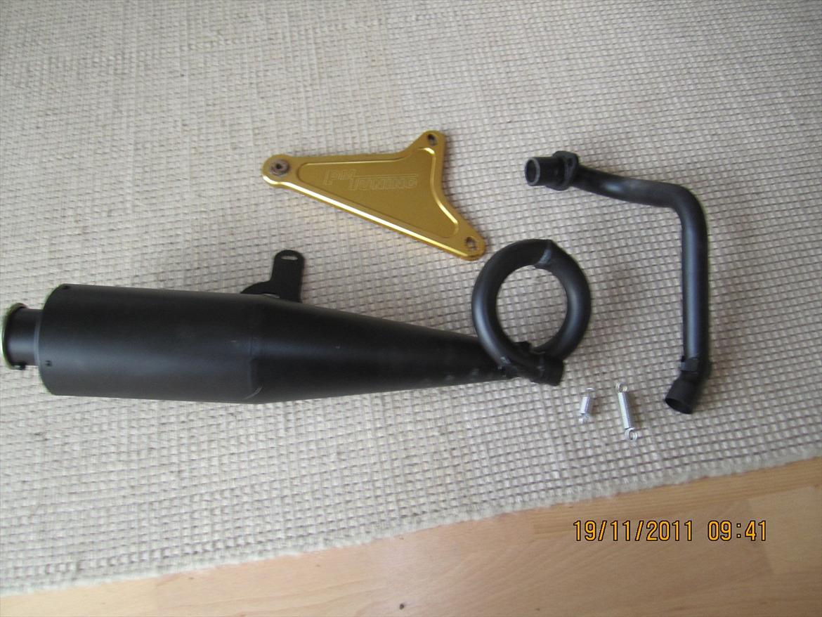 Aprilia Habana 125ccm - retrofit - Så er der igen lidt update..! Pm-tuning udstødning, er blevet lakeret i varmefast matsort maling, for at fjerne fokus.. så har den fået tigsvejst to ekstra trekanter, så den kan samles med en ekstra fjeder, og derved bliver tæt :) billede 31