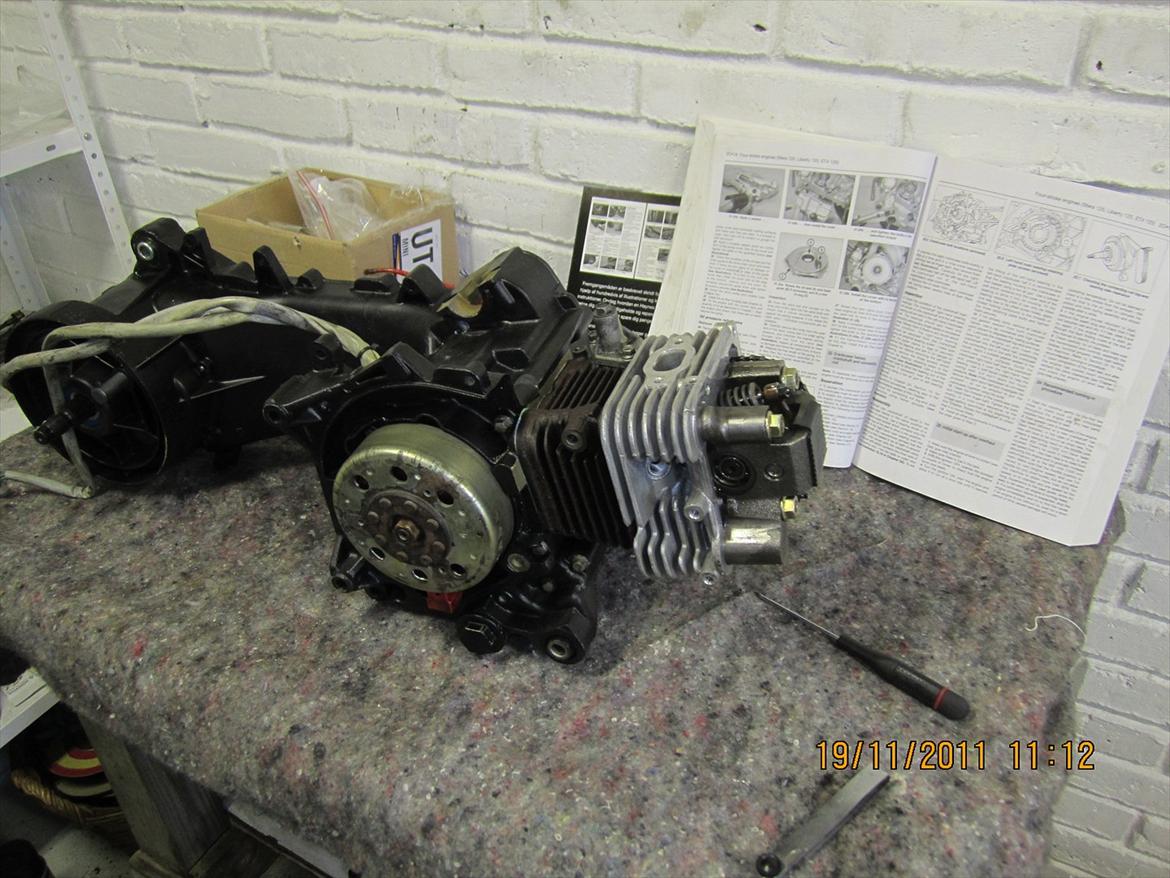 Aprilia Habana 125ccm - retrofit - Så ligner det jo snart en samlet motor igen :D Regner med første opstart bliver i juleferien! billede 36