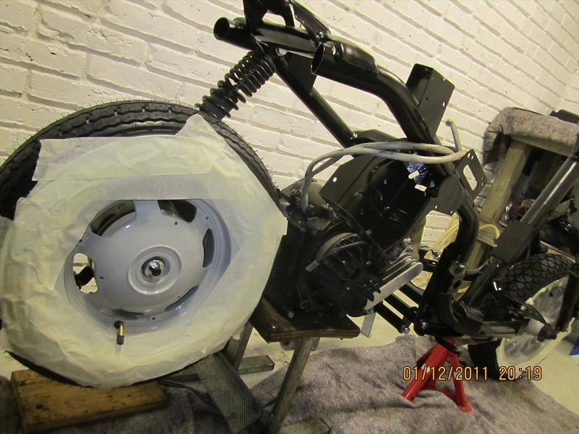 Aprilia Habana 125ccm - retrofit - Planen er at montere motor, ledningsnet og styr, for at checke om alt er tæt inden skjolde osv. bliver monteret! billede 39