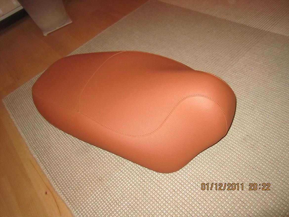 Aprilia Habana 125ccm - retrofit - Uhh ja fik lige sadlen tilbage fra saddelmageren! Det er godt nok bliver nice, rigtig varm brun farve! billede 44