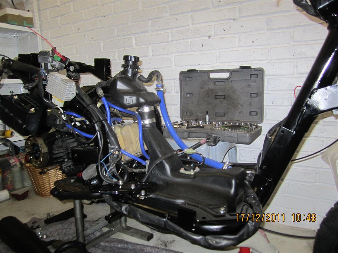 Aprilia Habana 125ccm - retrofit - Ledningsnettet monteret, slangerne er kun test, så jeg kan måle totallængde på de nye sorte benzinslanger. billede 48