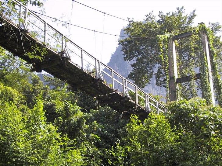 Thailand rundt på MC  - På en lille flodtur i gummi kano kom vi under denne bro, jeg var ikke overrasket hvis India Jones var sprunget frem  billede 6