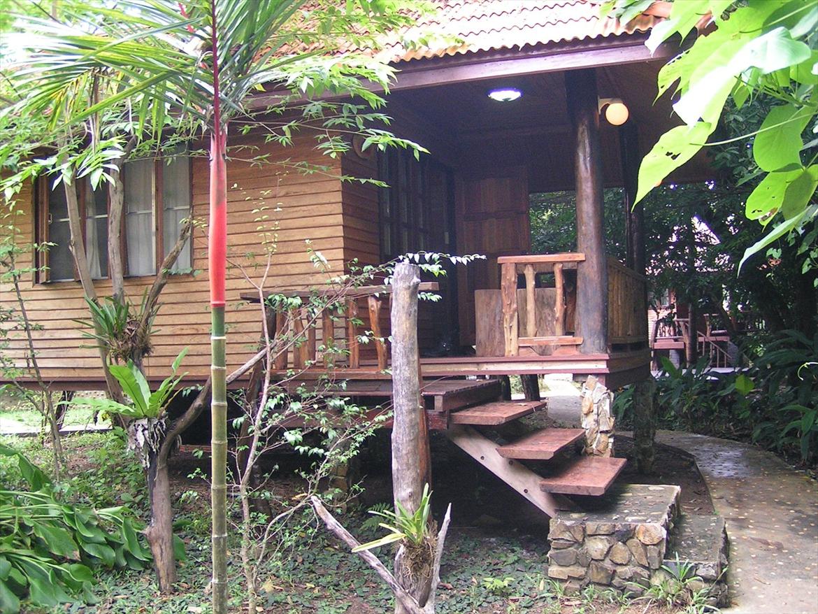 Thailand rundt på MC  - En typisk hytte/ Bunkalows som vi lejer ca 500 bath incl morgenmad Americans ;)  billede 11