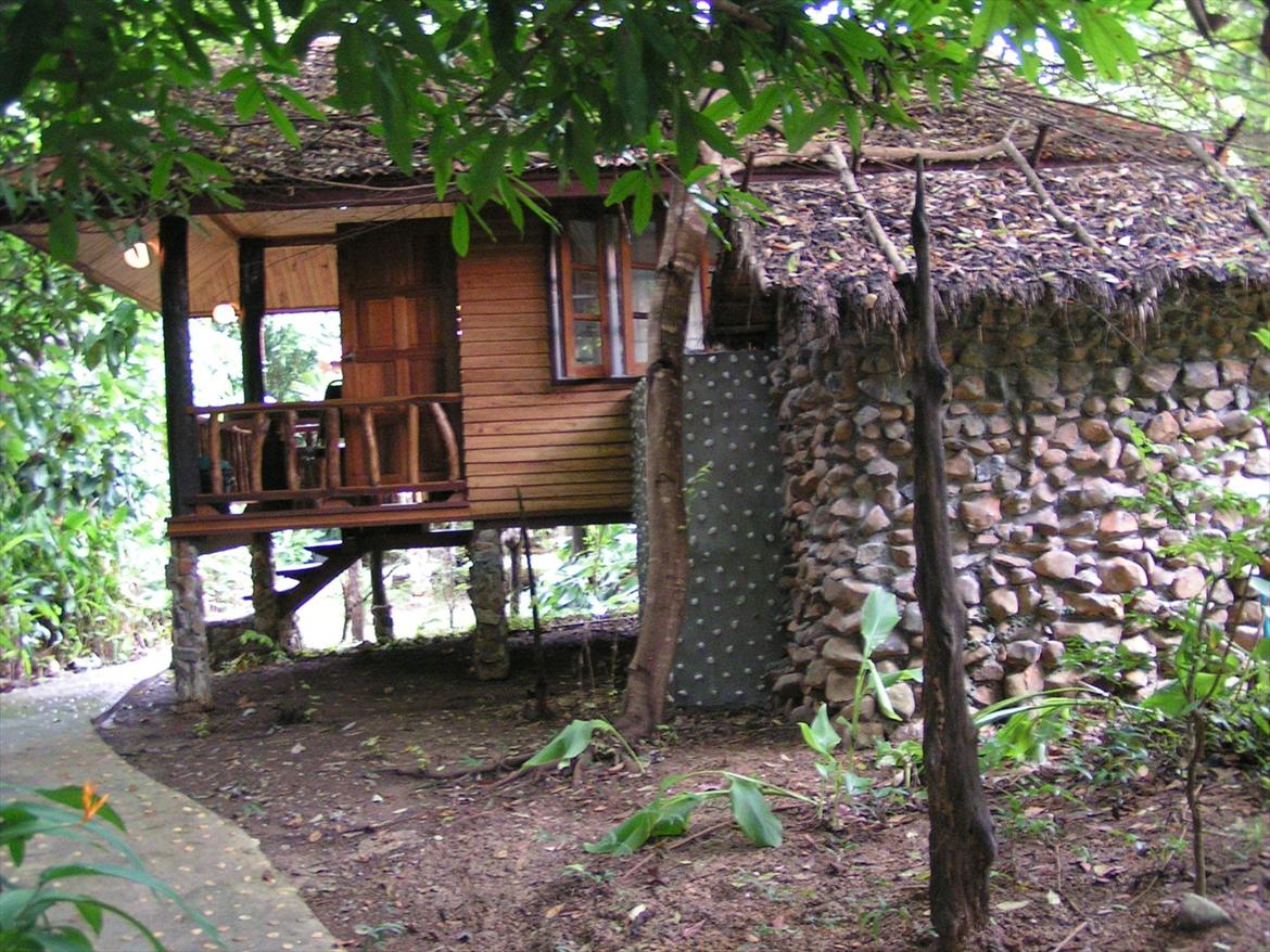 Thailand rundt på MC  - Ja de fleste står på pæle pga junglens små dyr, nogen gange også lidt størrer dyr  billede 12