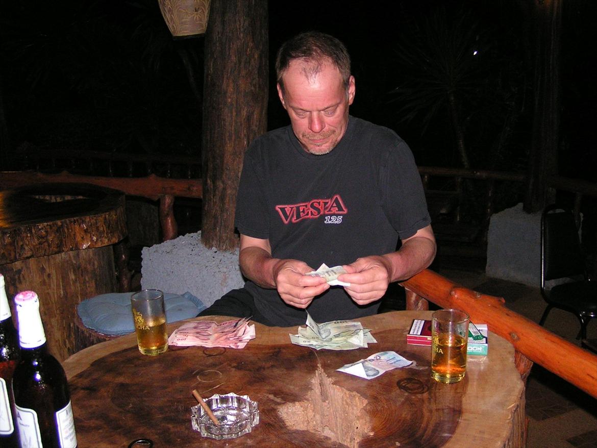 Thailand rundt på MC  - Tæller våde bath over en flaske whiskey  billede 14