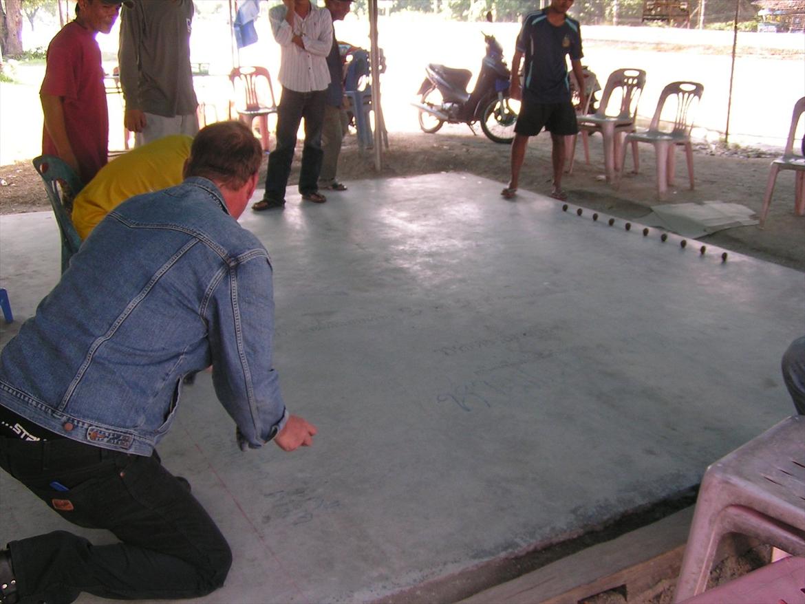 Thailand rundt på MC  - Vi er lige holdt ind for at strække benene, og selfølgelig skulle vi spille et eller andet snorretop bold med de lokale , a la bowling, det var sku så hyggeligt så vi blev der nogen timer og hyggede, vi fik talt om alt ufreden i verden selv om vi ikke kunne samme sprog  billede 18