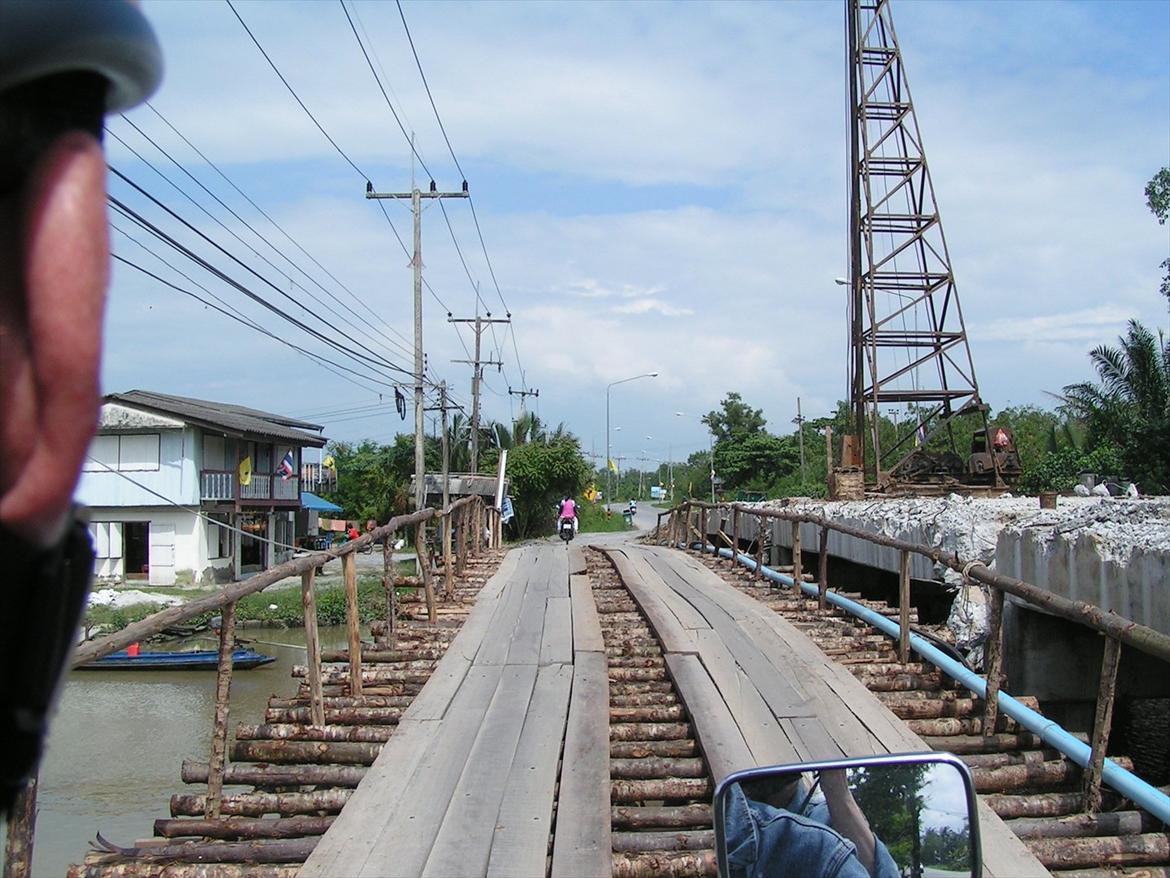 Thailand rundt på MC  - Ja her er så en lille bro vi sku over, en af grundene til vi ikke kører på MC om aftene  billede 19