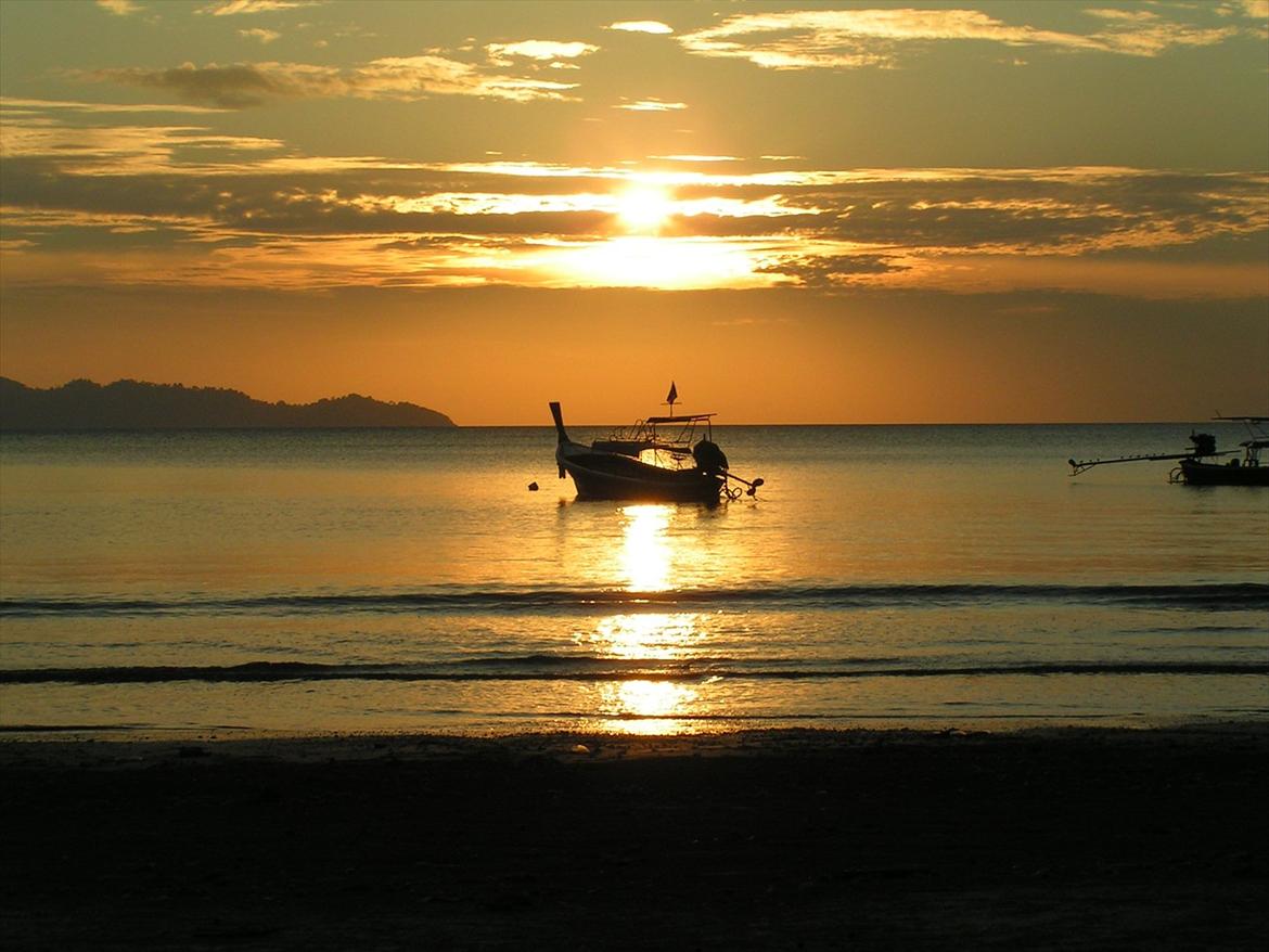 Thailand rundt på MC  - Vi kørte ned mod Trang i det sydlige der hvor de smider nogen bomber engang imellem , men holdt os på den rigtige side, som er en usynlig streg i landkortet

Boede i vandkanten og det var det her syn vi gik i seng til 3 dage i træk  billede 22