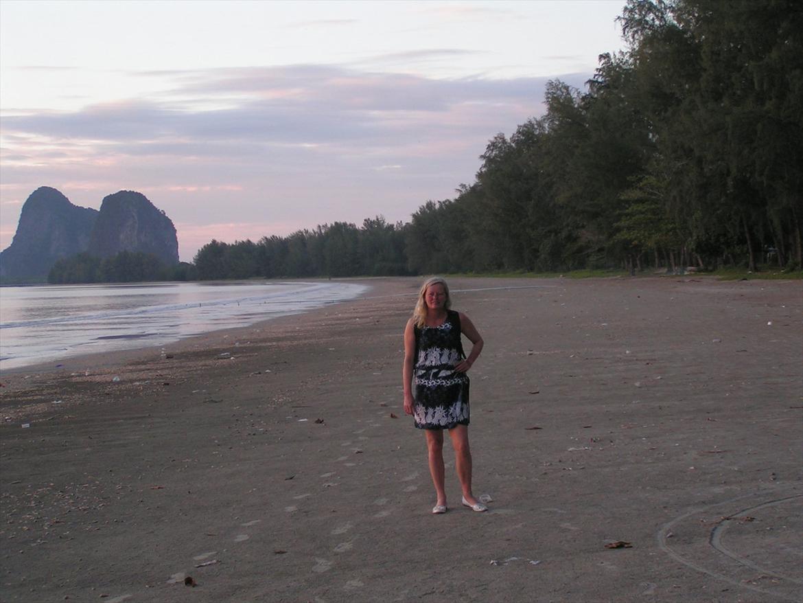 Thailand rundt på MC  - Om dagen havde vi 25 km strand for os selv  billede 25