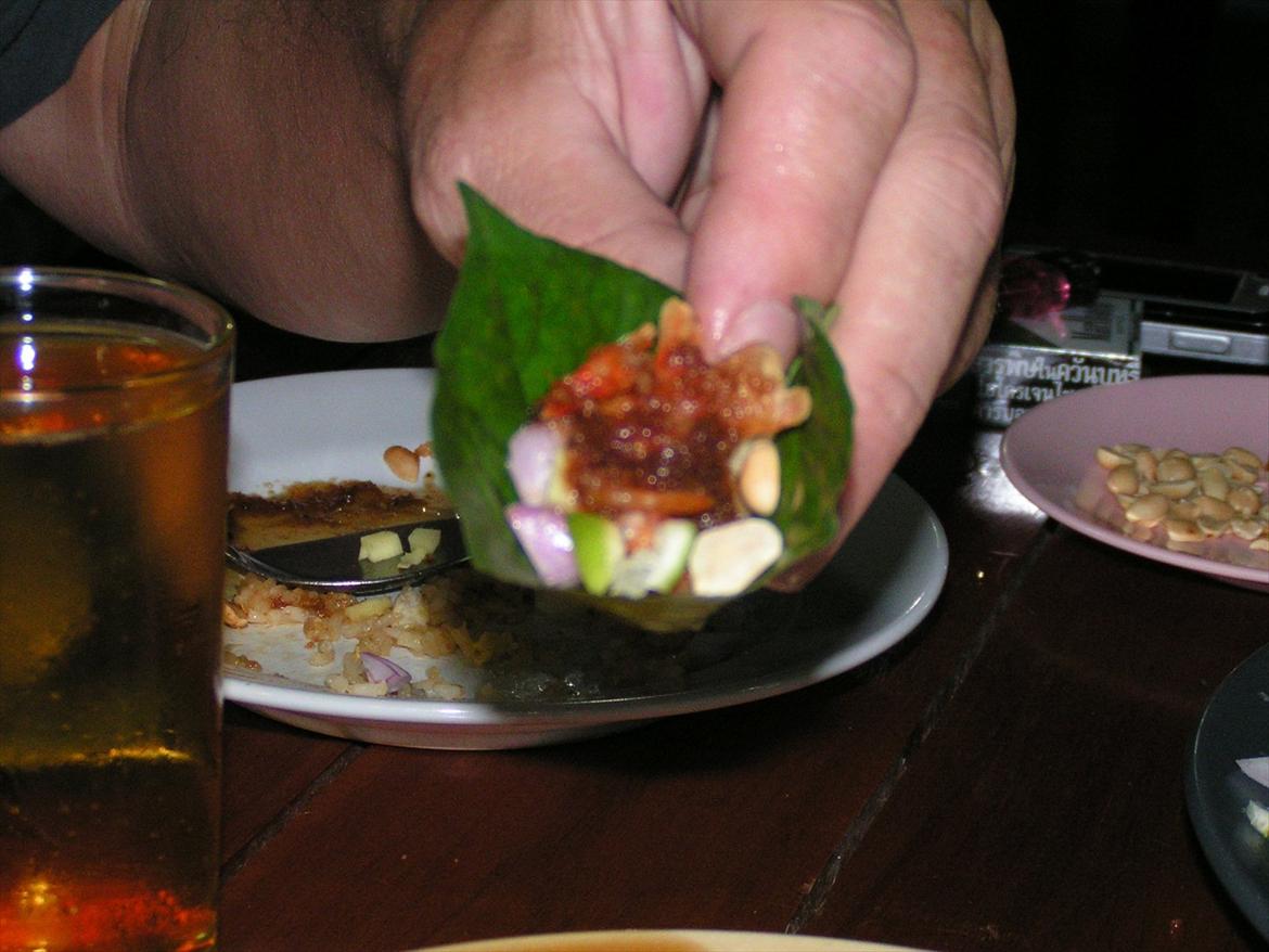 Thailand rundt på MC  - Ja nogen af tingene der bliver blandet i er rå ingefær, rejeskaller, lime, chillie, hvidløg,peanuts, løg og så en dresing af noget blomme et eller andet , ja lyder ulækkert, det er det så ikke  billede 28