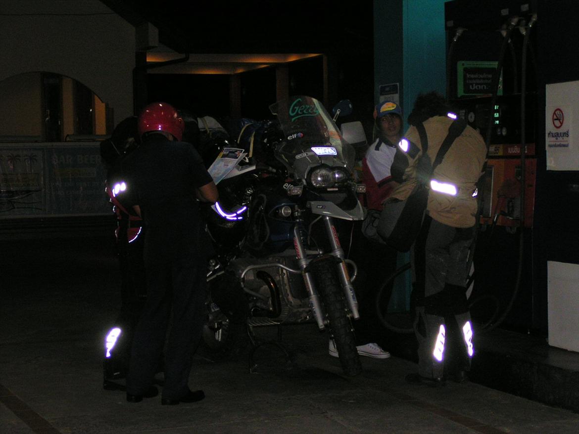 Thailand rundt på MC  - Så mødte vi selfølgelig lige ham her på en Tysk registret BMW med stor oppakning og konen sad imellem kik lige ordenligt på billedet hvor stor og bred den er  billede 29