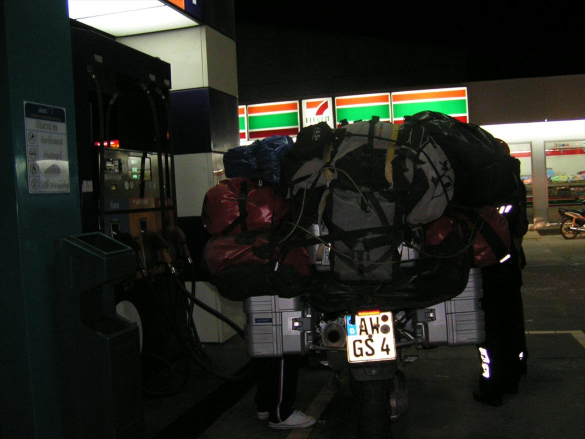 Thailand rundt på MC  - Man tror det er løgn, men der sad konen bagpå mellem tasker og oppakning  billede 30