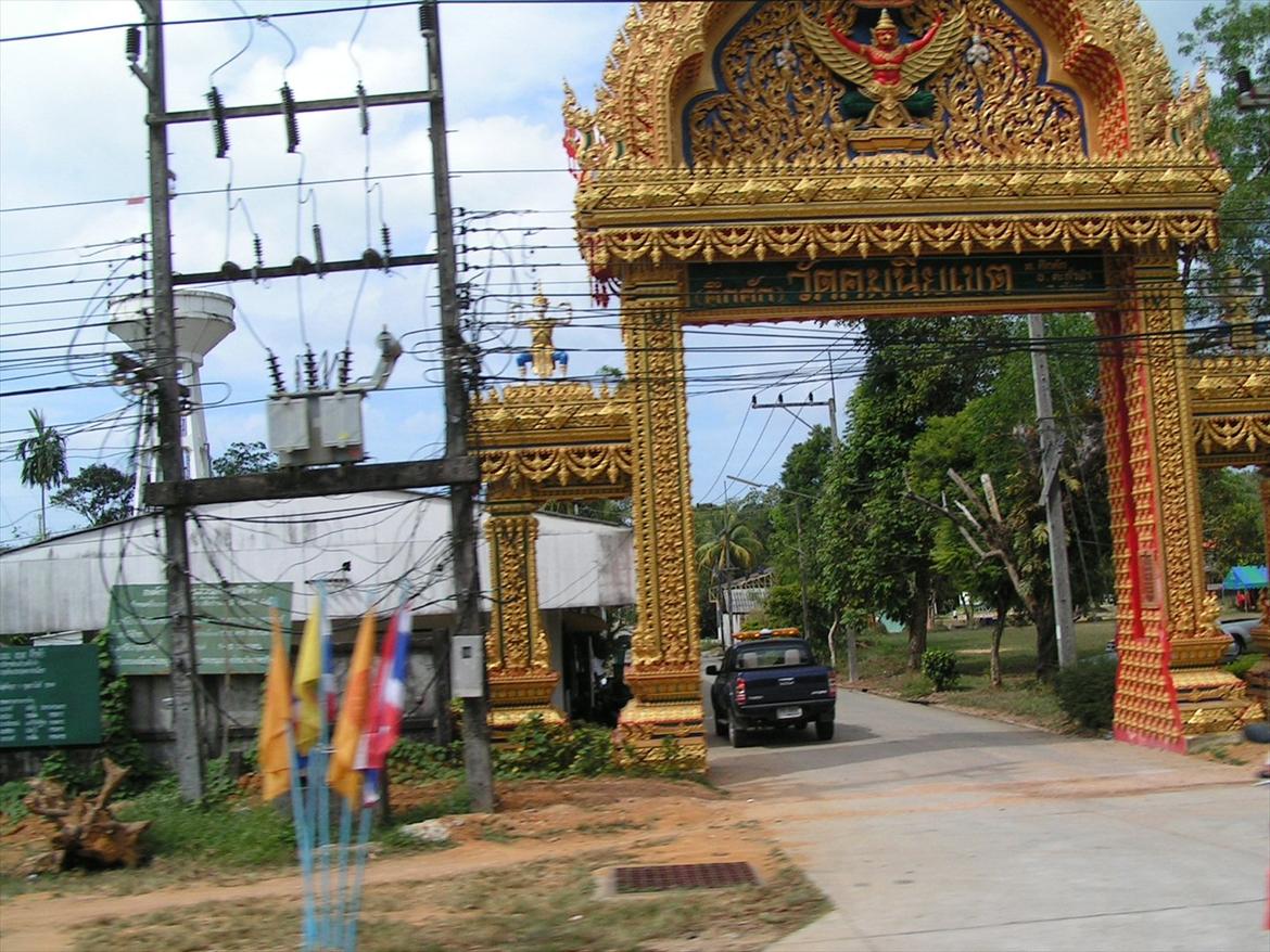 Thailand rundt på MC  - Smags forviring, der findes vild mange flotte templer, men infra strukturen, det er også Thai 

Vi har set nok templer, så dem springer vi let hen over, selv om de godt nok kan være flotte  billede 36
