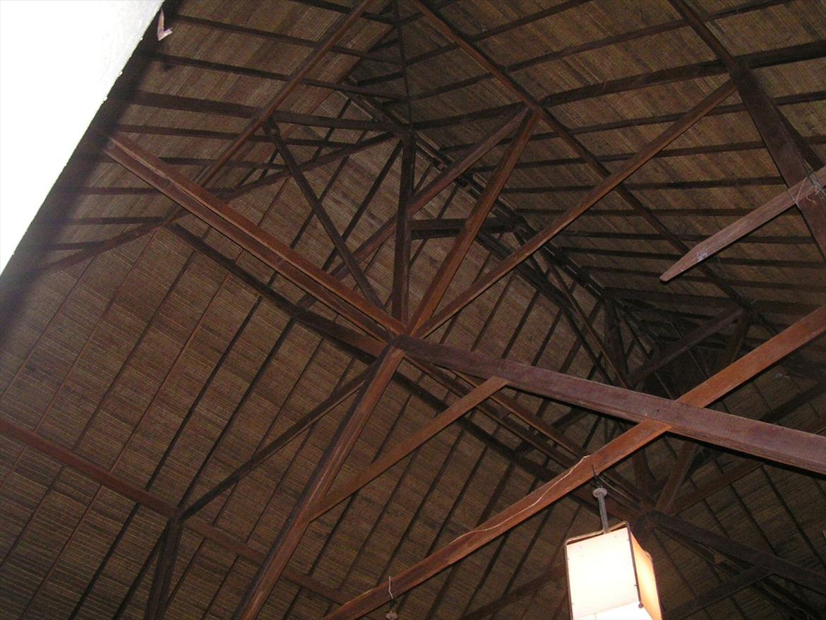 Thailand rundt på MC  - Sad og undre mig over hvilken bjælke der holdt hvad og hvis man nu fjernede den vil taget så kolapse , tror at hele taget var 3-400 m2  billede 44